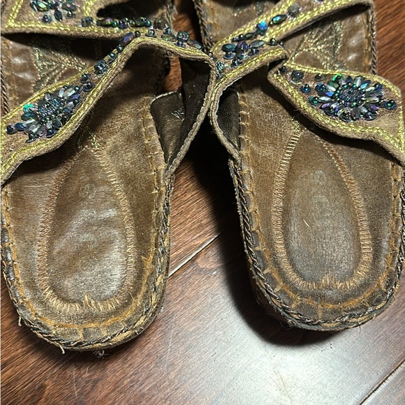 Women’s sandals so comfy, beaded size 8 - Picture 3 of 3